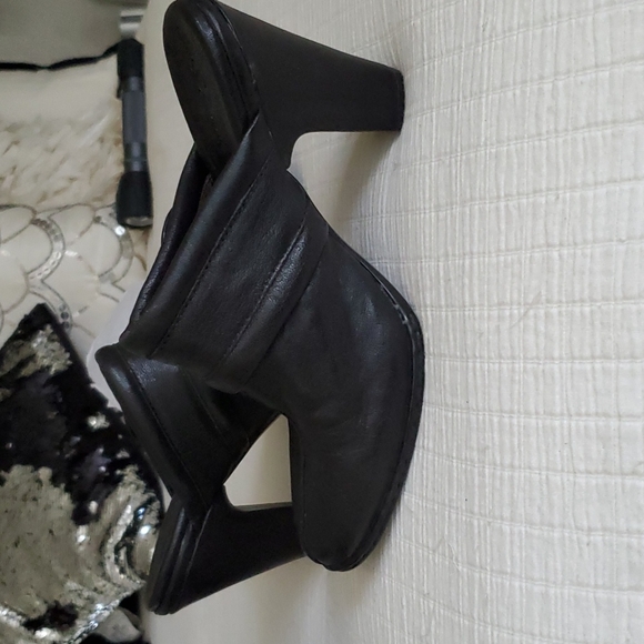 BornThese are great looking slip on mules shoes NWT Hostess Pick ❤️ - Picture 4 of 9